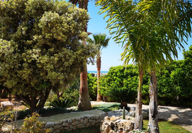 Villa in Pescoluse - Strandvilla mit Meerblick-Whirlpool und Spielplatz