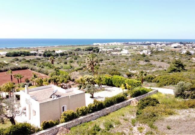 Villa in Pescoluse - Strandvilla mit Meerblick-Whirlpool und Spielplatz