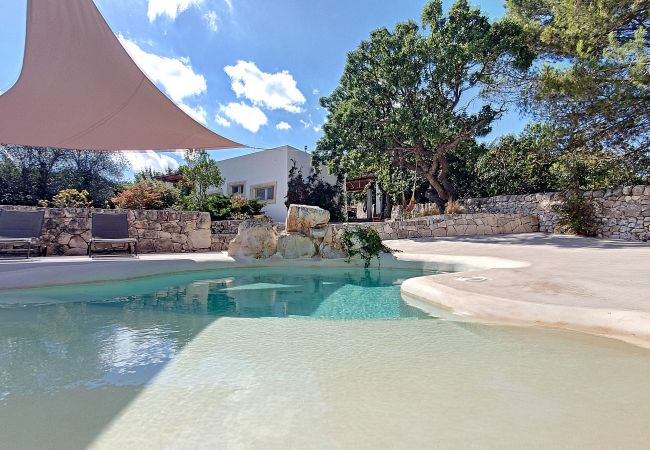 Villa in Cisternino - Renoviertes Trulli-Anwesen mit Pool
