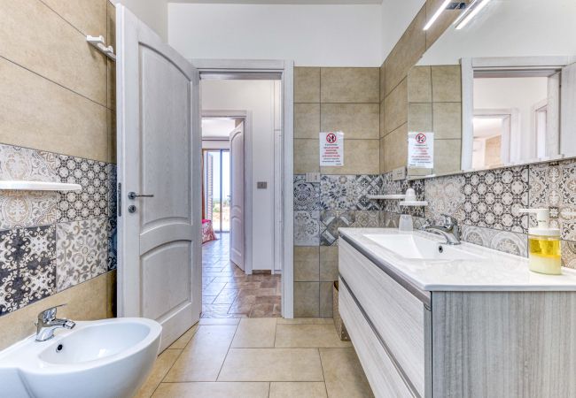 Villa in Lido Marini - Große Villa (2 Apt.) mit Pool & Jacuzzi Villa in Lido Marini - Große Villa (2 Apt.) mit Pool & Jacuzzi