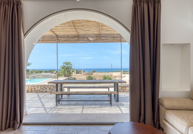 Villa in Lido Marini - Große Villa (2 Apt.) mit Pool & Jacuzzi Villa in Lido Marini - Große Villa (2 Apt.) mit Pool & Jacuzzi