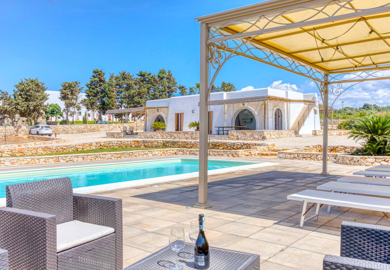 Villa in Lido Marini - Große Villa (2 Apt.) mit Pool & Jacuzzi