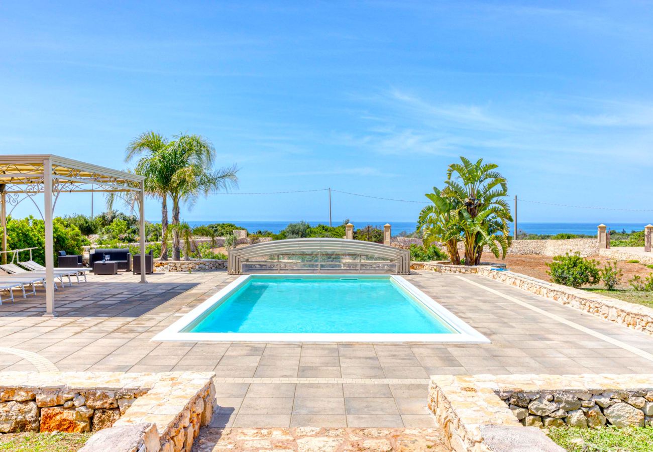 Villa in Lido Marini - Große Villa (2 Apt.) mit Pool & Jacuzzi