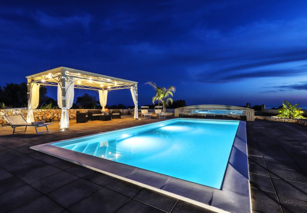 Villa in Lido Marini - Große Villa (2 Apt.) mit Pool & Jacuzzi