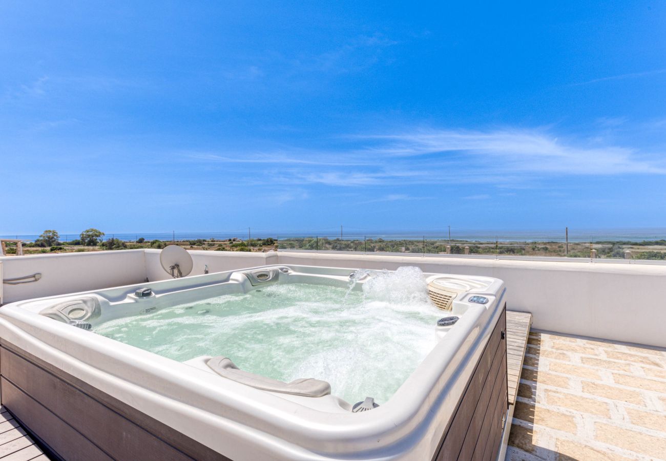 Villa in Lido Marini - Große Villa (2 Apt.) mit Pool & Jacuzzi