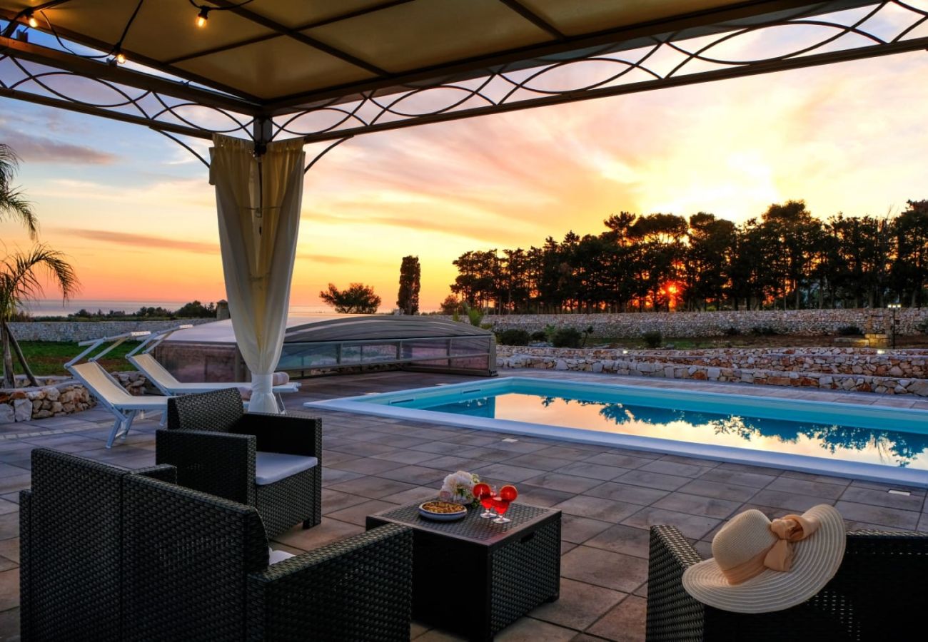 Villa in Lido Marini - Große Villa (2 Apt.) mit Pool & Jacuzzi
