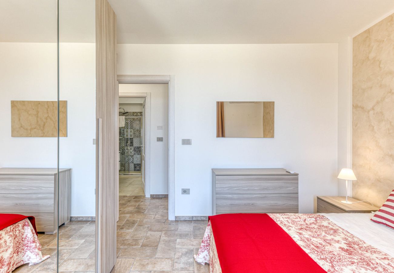 Villa in Lido Marini - Große Villa (2 Apt.) mit Pool & Jacuzzi