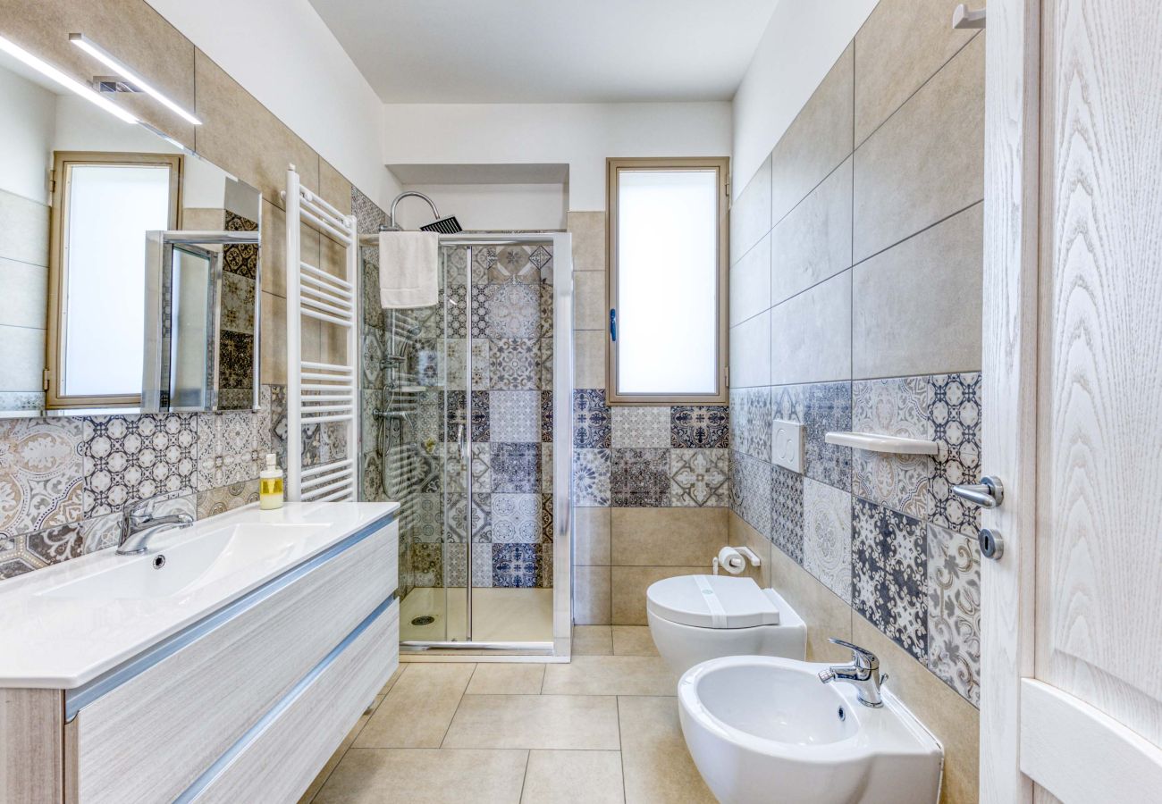 Villa in Lido Marini - Große Villa (2 Apt.) mit Pool & Jacuzzi