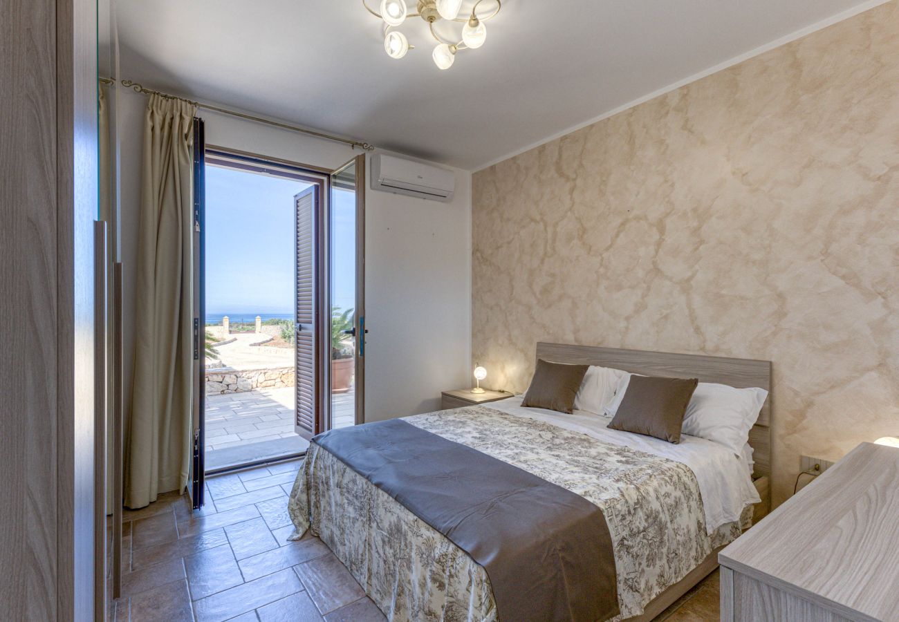 Villa in Lido Marini - Große Villa (2 Apt.) mit Pool & Jacuzzi