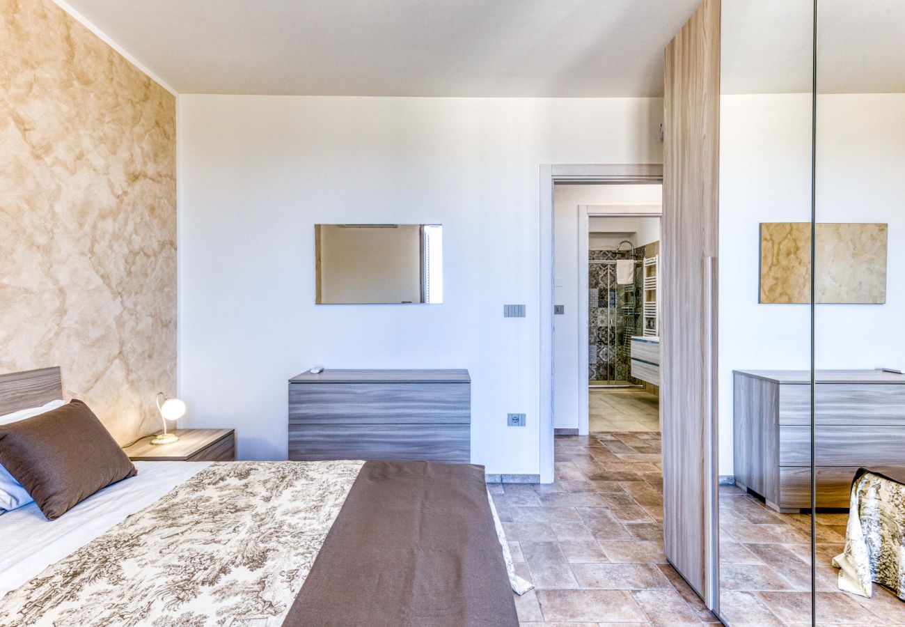 Villa in Lido Marini - Große Villa (2 Apt.) mit Pool & Jacuzzi