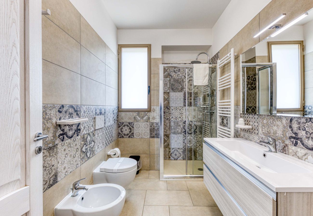 Villa in Lido Marini - Große Villa (2 Apt.) mit Pool & Jacuzzi