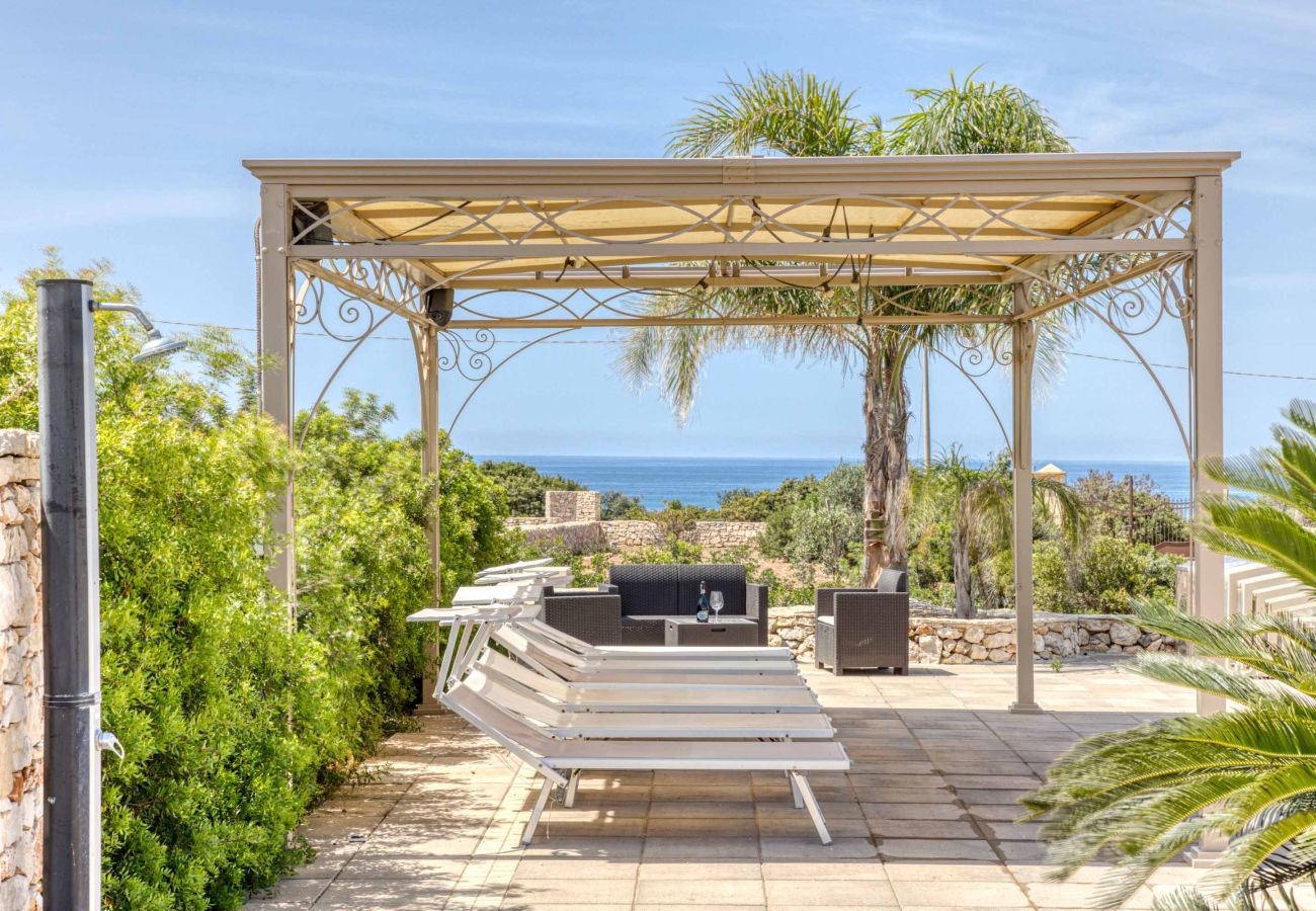 Villa in Lido Marini - Große Villa (2 Apt.) mit Pool & Jacuzzi