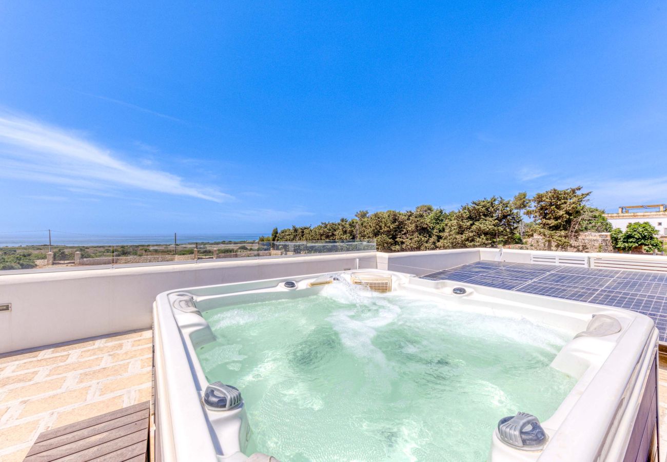 Villa in Lido Marini - Große Villa (2 Apt.) mit Pool & Jacuzzi