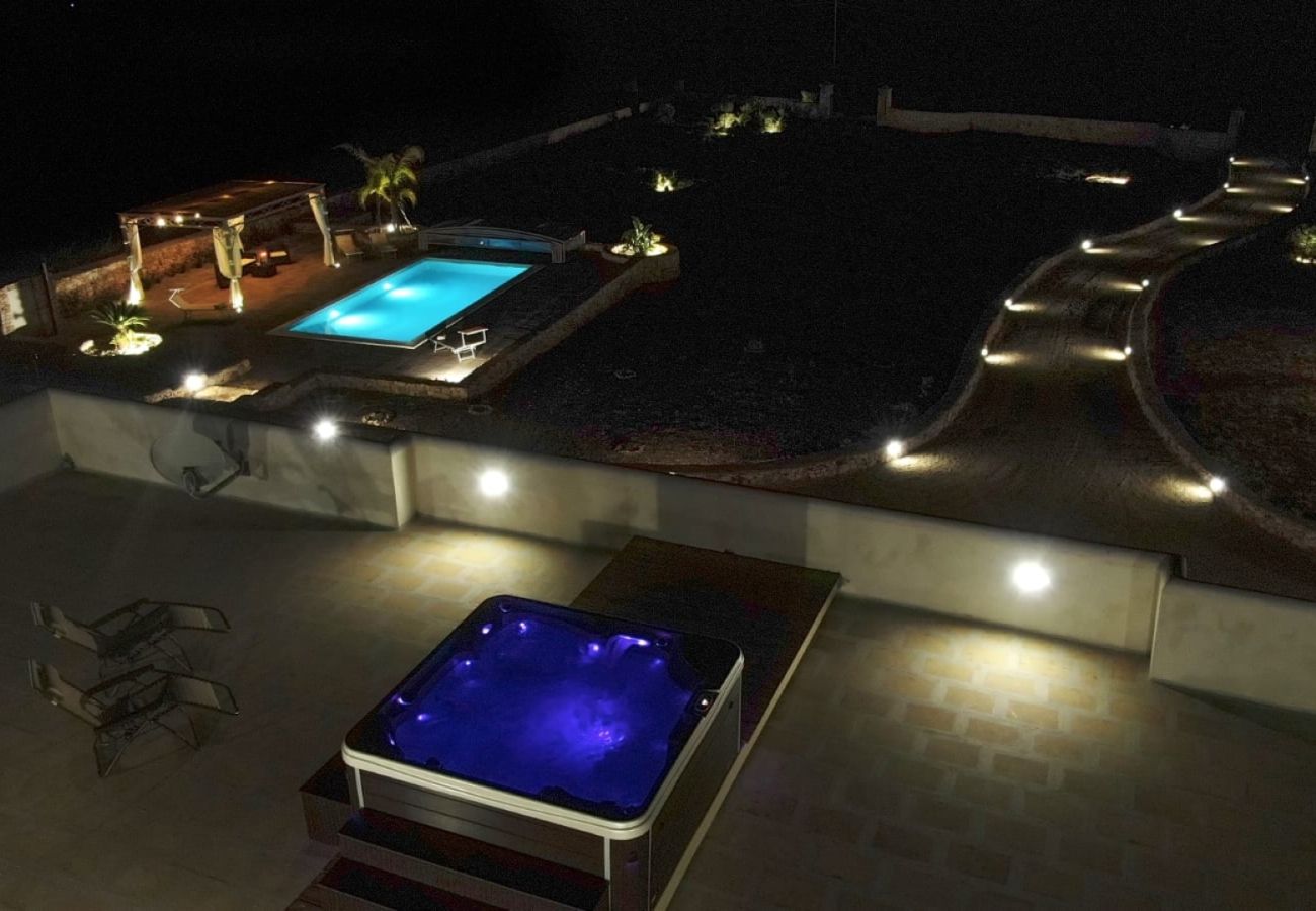 Villa in Lido Marini - Große Villa (2 Apt.) mit Pool & Jacuzzi