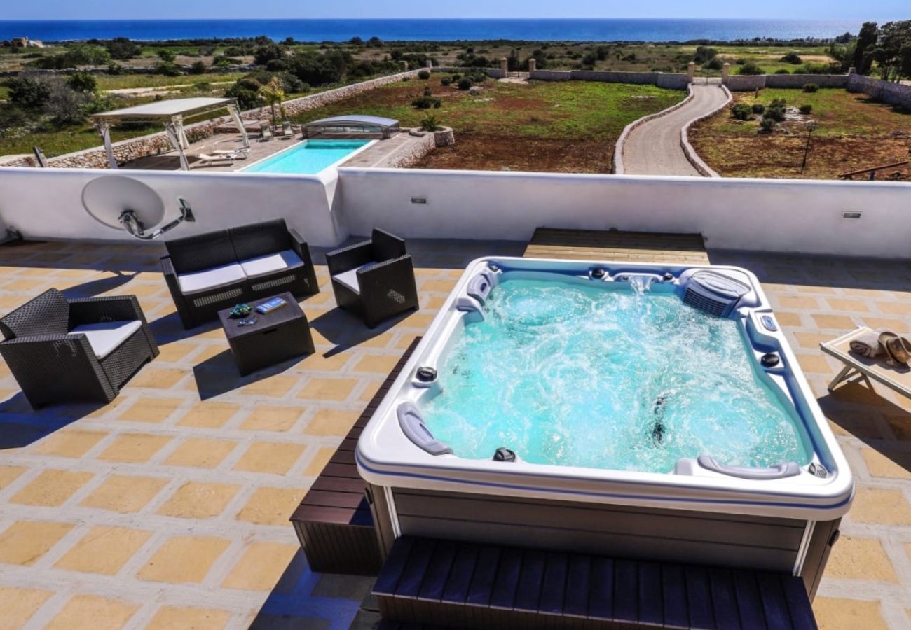 Villa in Lido Marini - Große Villa (2 Apt.) mit Pool & Jacuzzi
