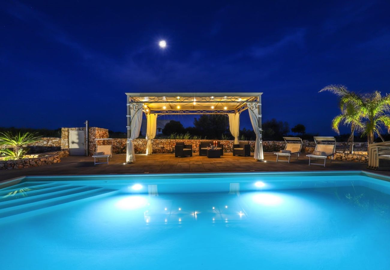 Villa in Lido Marini - Große Villa (2 Apt.) mit Pool & Jacuzzi