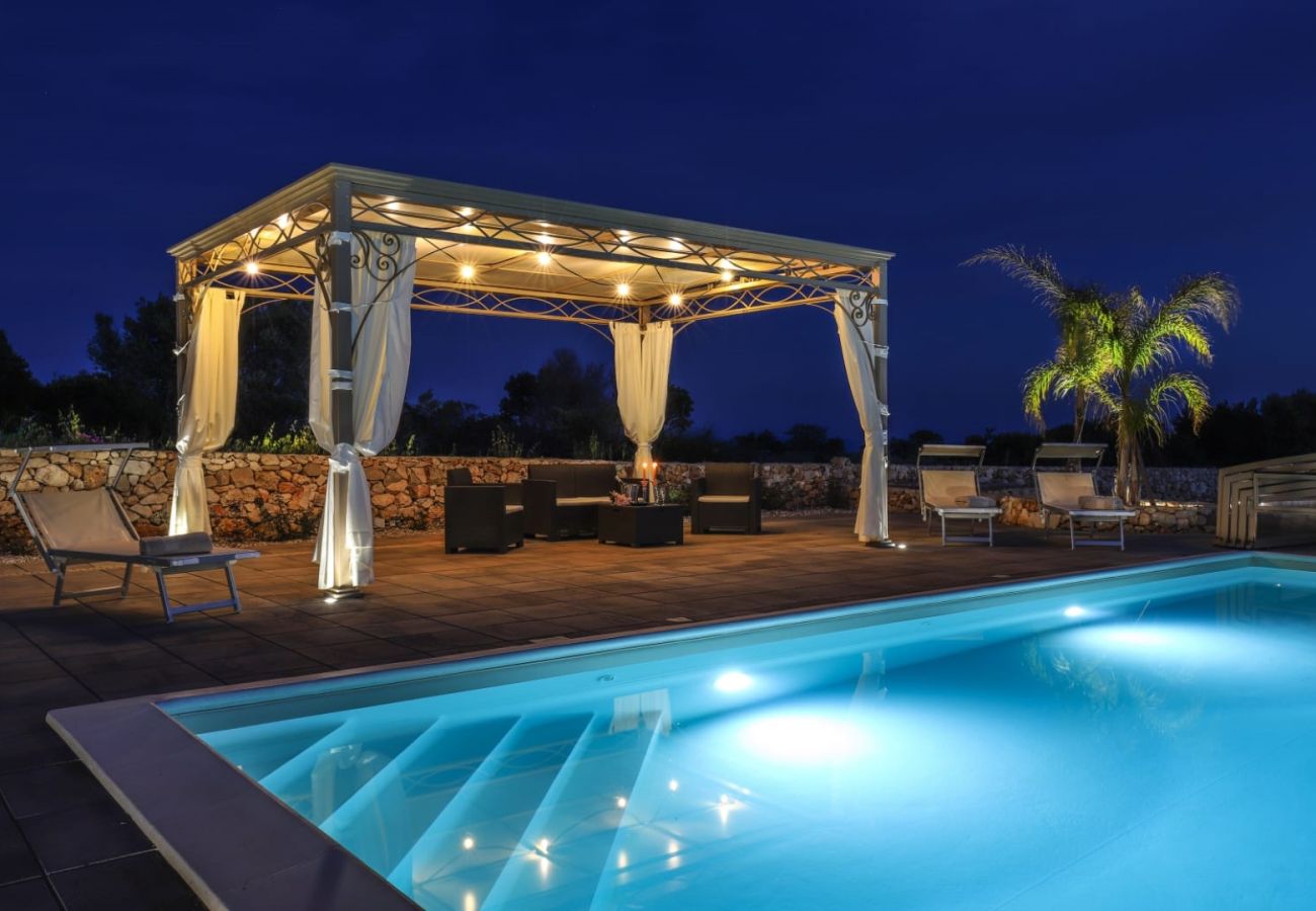 Villa in Lido Marini - Große Villa (2 Apt.) mit Pool & Jacuzzi