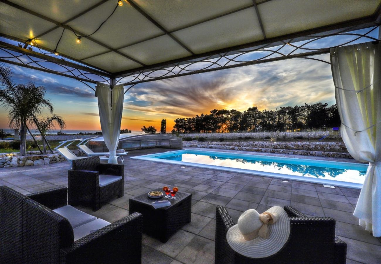 Villa in Lido Marini - Große Villa (2 Apt.) mit Pool & Jacuzzi
