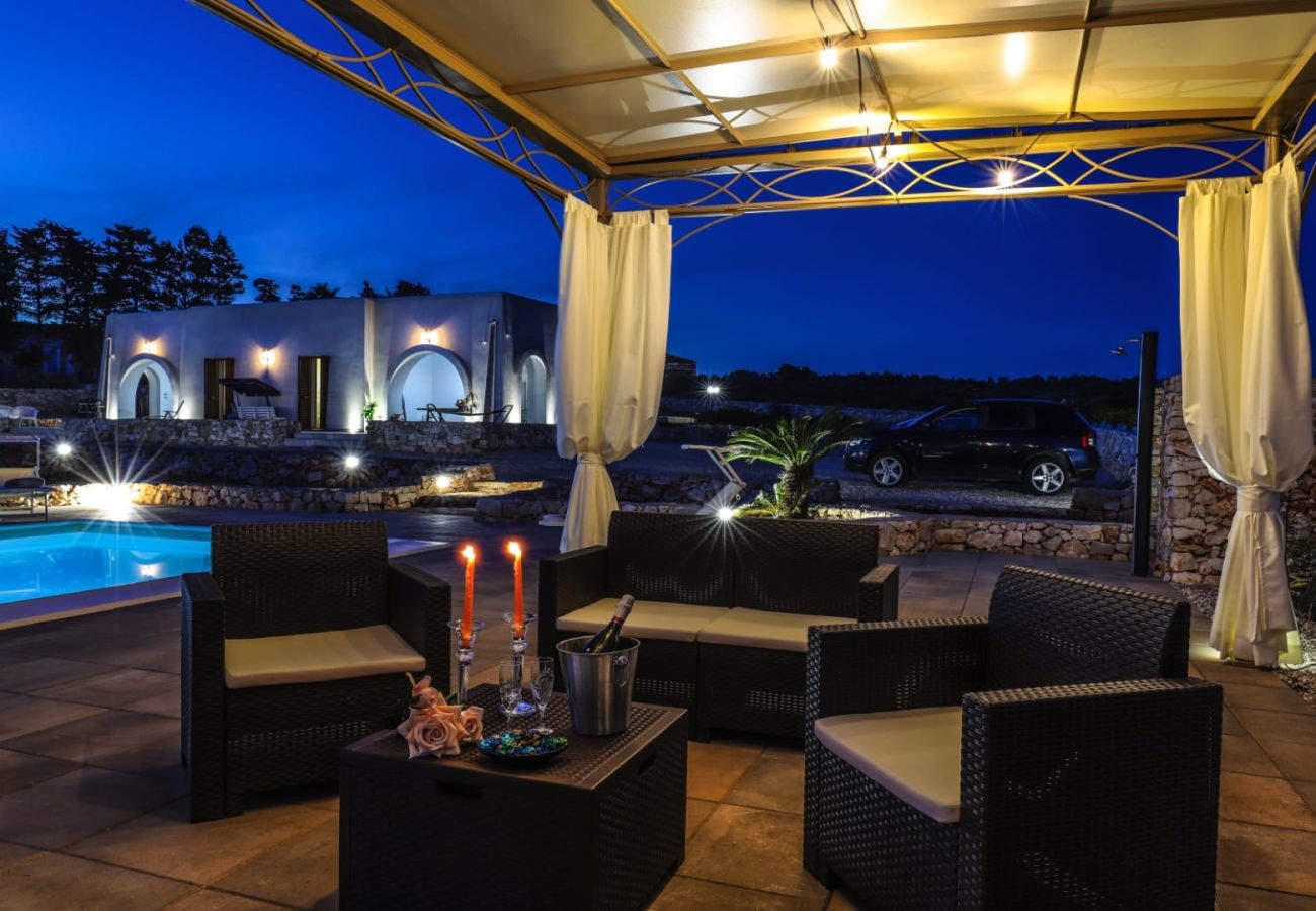 Villa in Lido Marini - Große Villa (2 Apt.) mit Pool & Jacuzzi