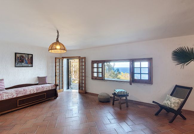 Villa in Castro - Verwunschenes Ferienhaus m. Meerzugang & Meerblick (Haus A)