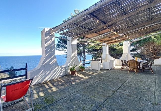 Villa in Castro - Verwunschenes Ferienhaus m. Meerzugang & Meerblick (Haus A)