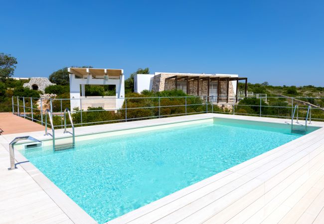 Villa in Torre Pali - Panorama-Villa mit schönem Pool in Strandnähe