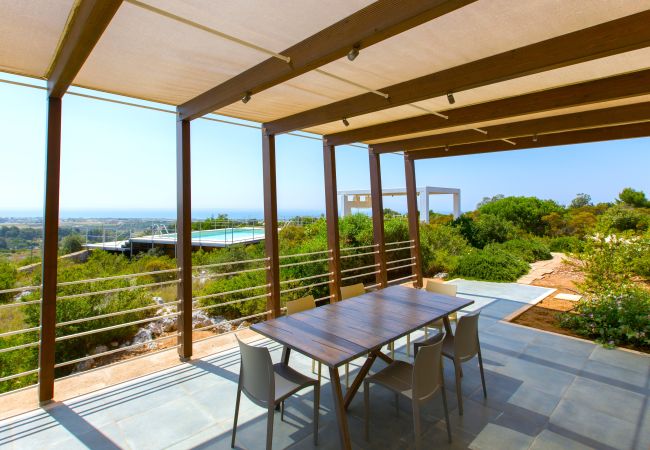 Villa in Torre Pali - Panorama-Villa mit schönem Pool in Strandnähe