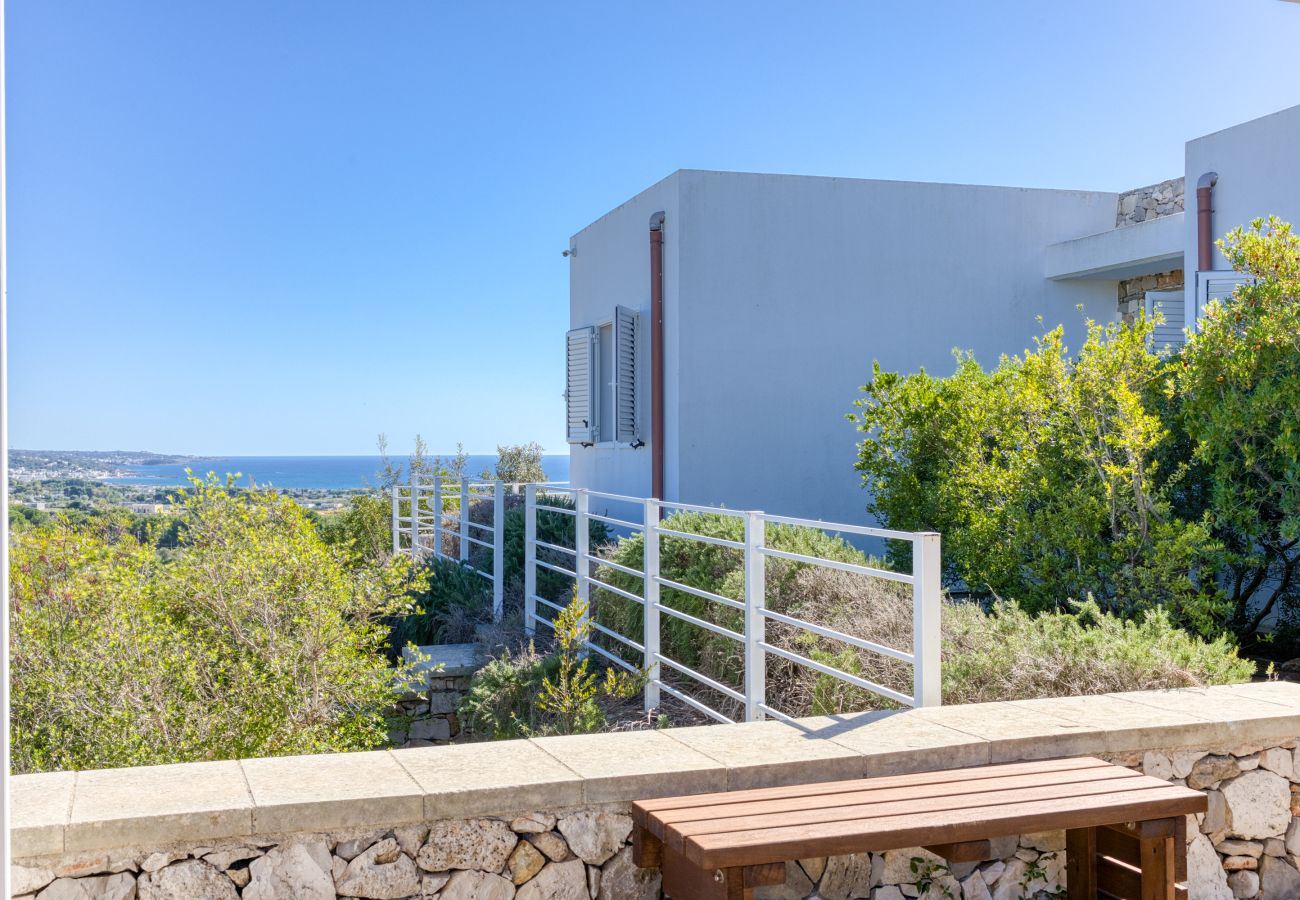 Villa in Torre Pali - Panorama-Villa mit schönem Pool in Strandnähe