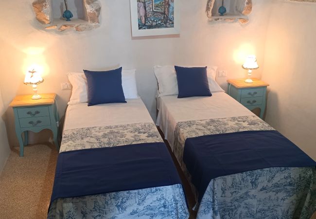 Villa in Torre Vado - Steinhäuschen mit Infinity-Pool u. Sonnenuntergangblick Villa in Torre Vado - Steinhäuschen mit Infinity-Pool u. Sonnenuntergangblick