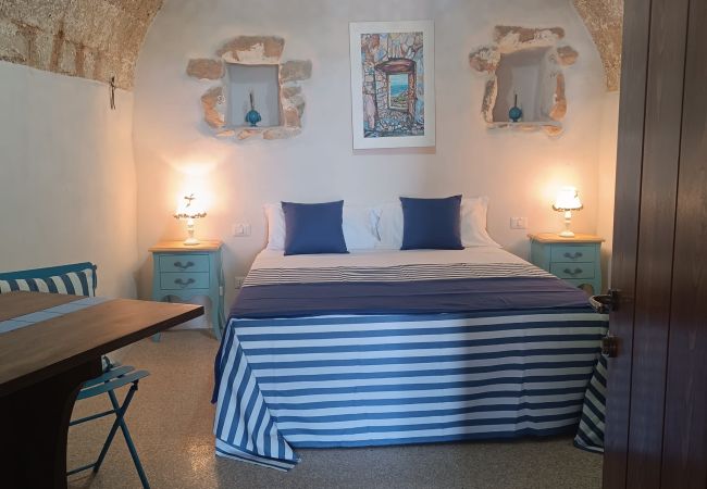 Villa in Torre Vado - Steinhäuschen mit Infinity-Pool u. Sonnenuntergangblick Villa in Torre Vado - Steinhäuschen mit Infinity-Pool u. Sonnenuntergangblick