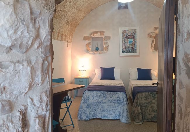 Villa in Torre Vado - Steinhäuschen mit Infinity-Pool u. Sonnenuntergangblick Villa in Torre Vado - Steinhäuschen mit Infinity-Pool u. Sonnenuntergangblick