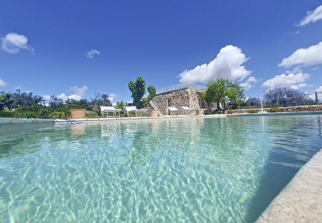 Villa in Pescoluse - Moderne Steinvilla mit Pool und Meerblick