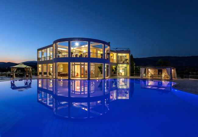 Villa in Ermioni - Am Privatstrand: Top-End-Villa mit XXL-Pool