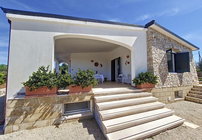 Villa in Pescoluse - 2 km zum Sandstrand: Hübsche Villa mit Pool