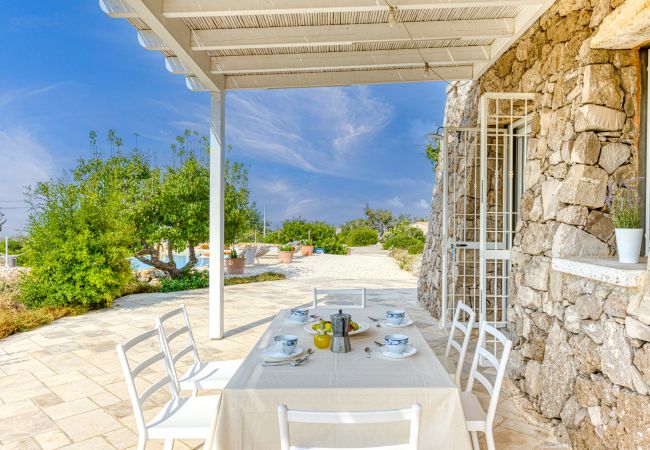 Villa in Pescoluse - Traditionelles Trulli-Anwesen mit Pool & Meerblick Villa in Pescoluse - Traditionelles Trulli-Anwesen mit Pool & Meerblick
