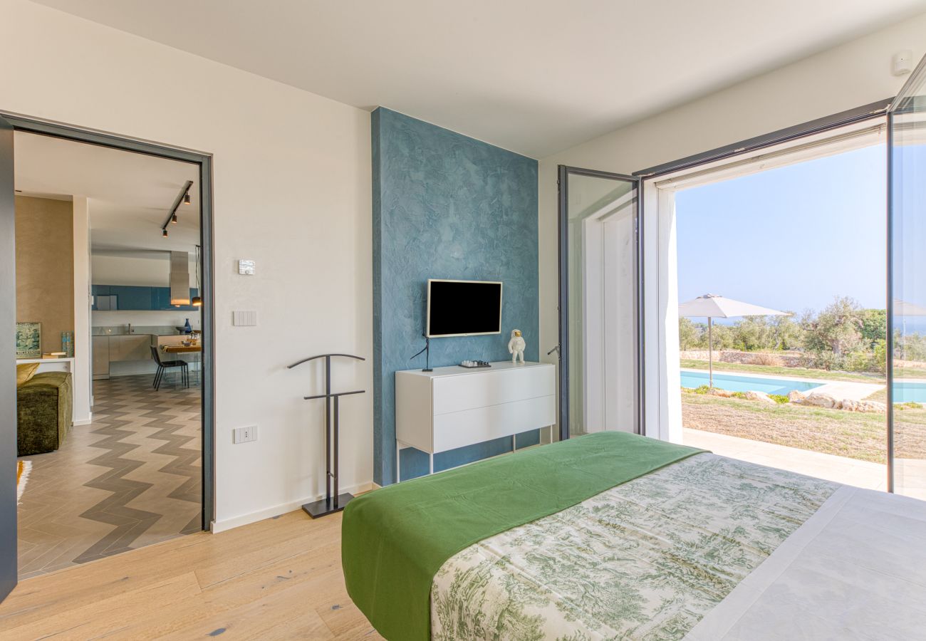 Villa in Leuca - Moderne Supervilla auf 3 Ebenen, Pool u. Meerblick