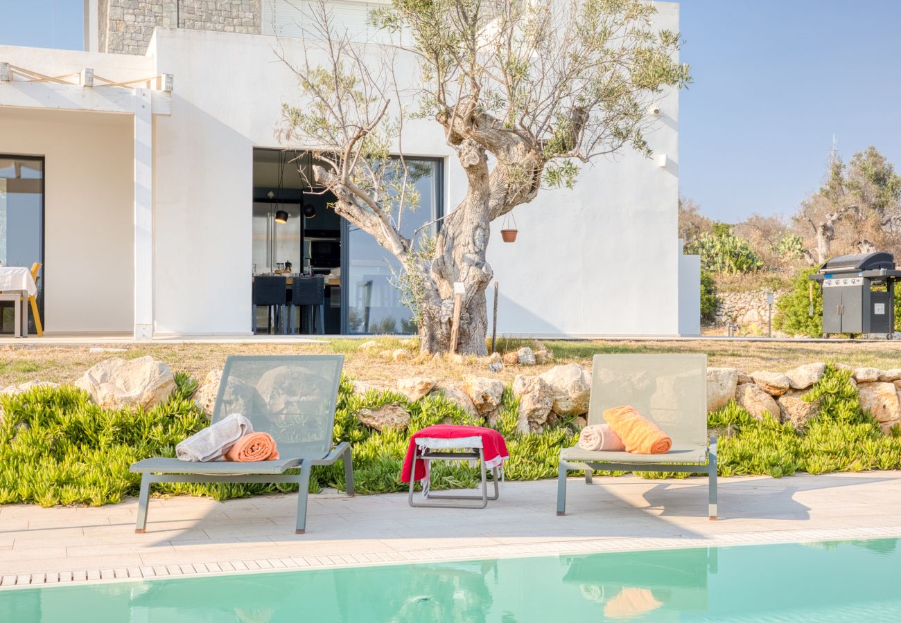Villa in Leuca - Moderne Supervilla auf 3 Ebenen, Pool u. Meerblick