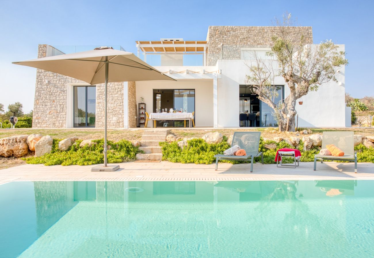 Villa in Leuca - Moderne Supervilla auf 3 Ebenen, Pool u. Meerblick