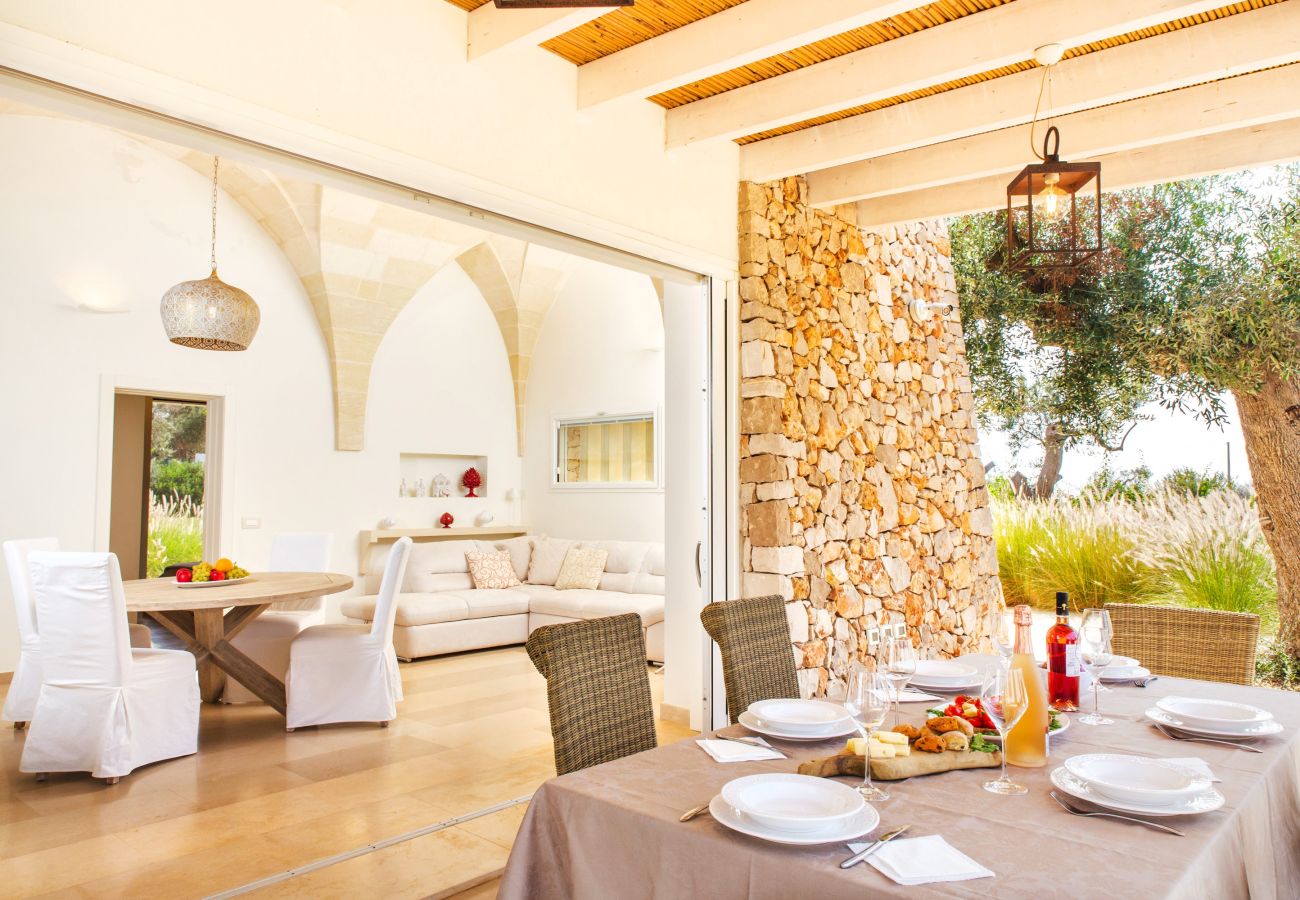 Villa in Leuca - Gehobene Natursteinvilla mit 2 Pools und Meerblick