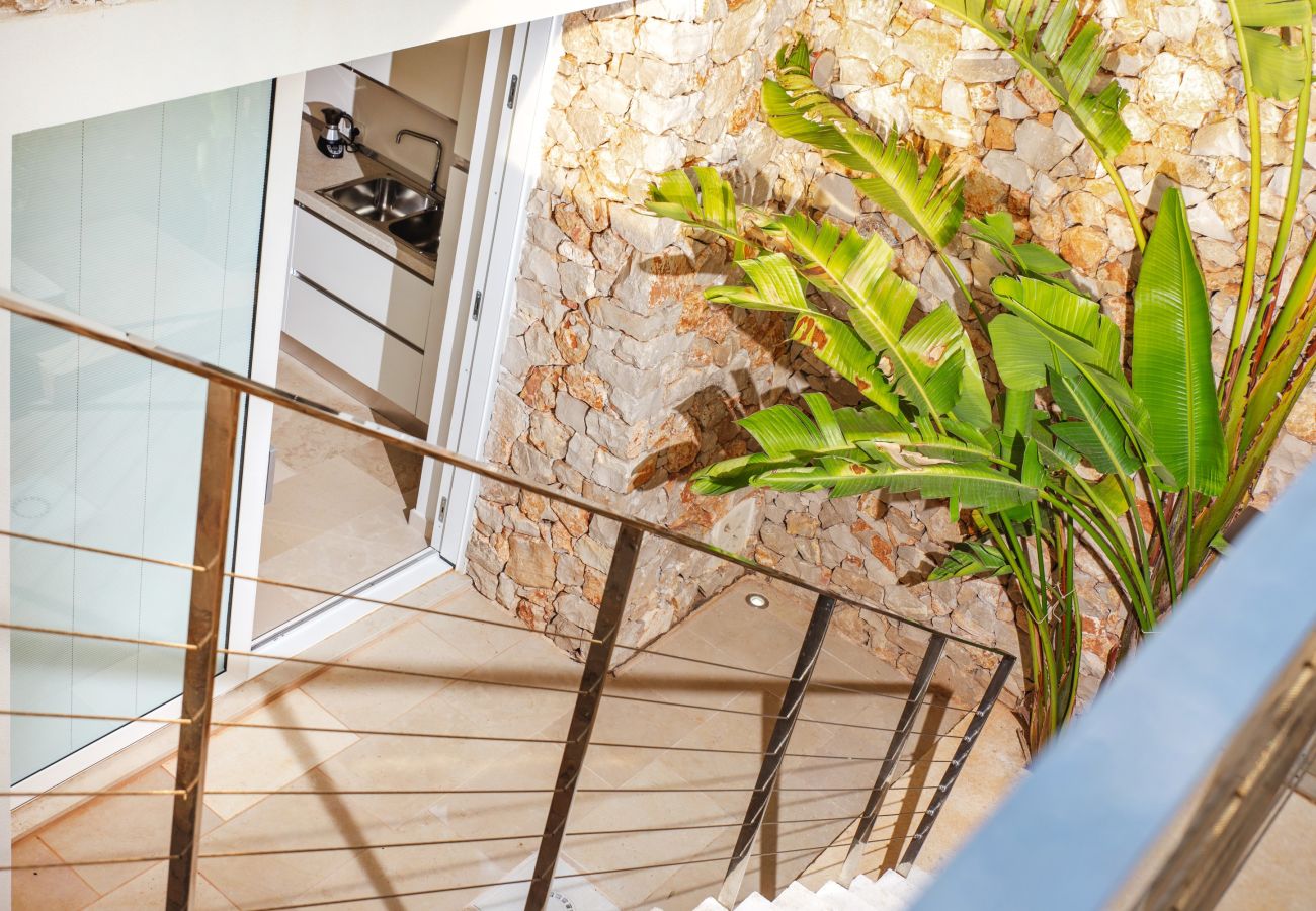 Villa in Leuca - Gehobene Natursteinvilla mit 2 Pools und Meerblick