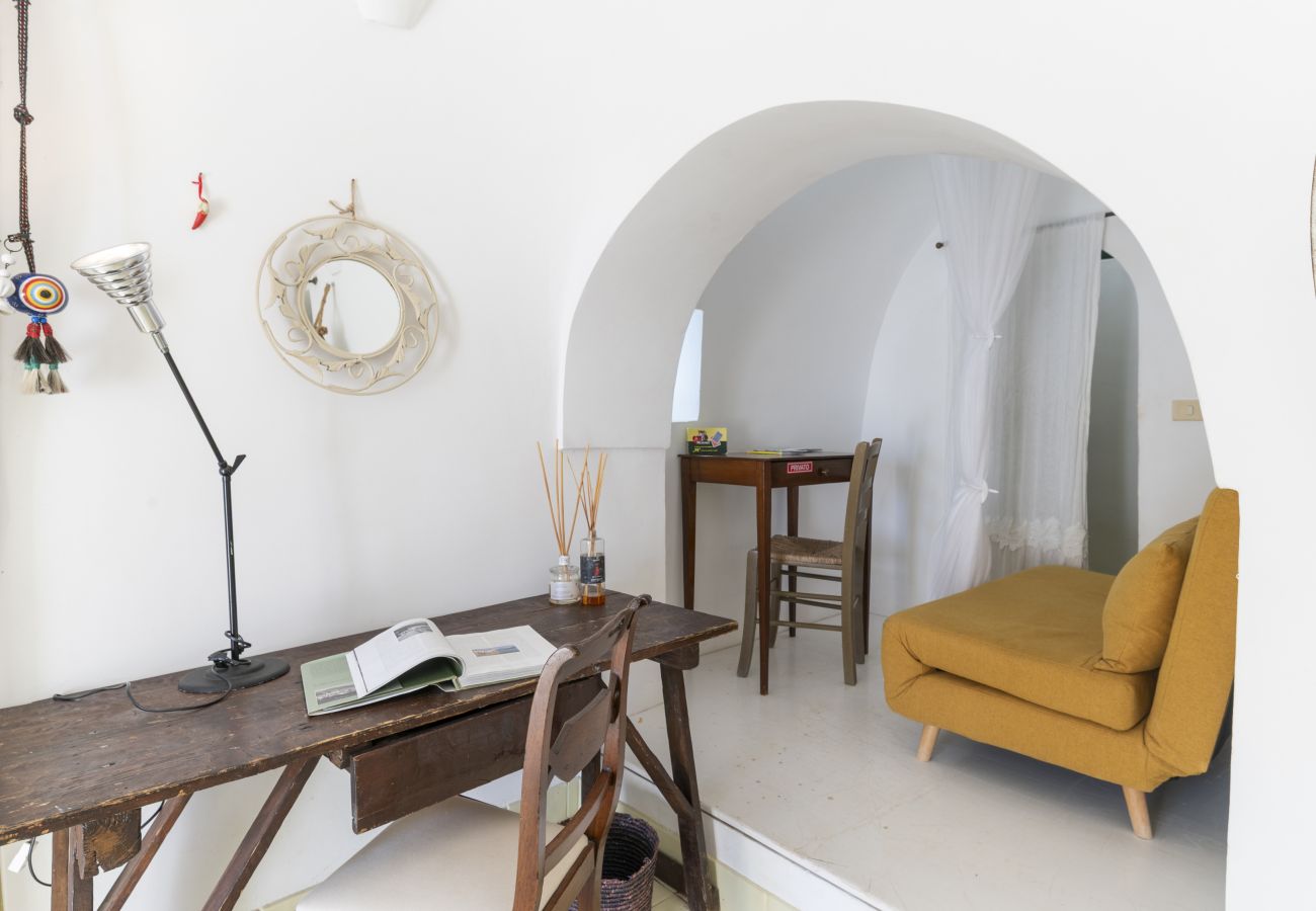 Trullo in Ostuni - Weißes Trullo-Haus mit kl. Pool & Garten