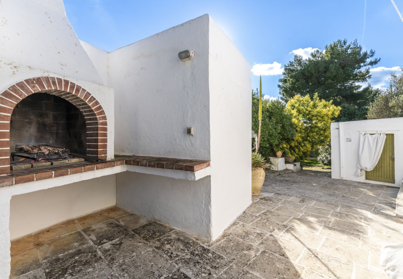 Trullo in Ostuni - Weißes Trullo-Haus mit kl. Pool & Garten
