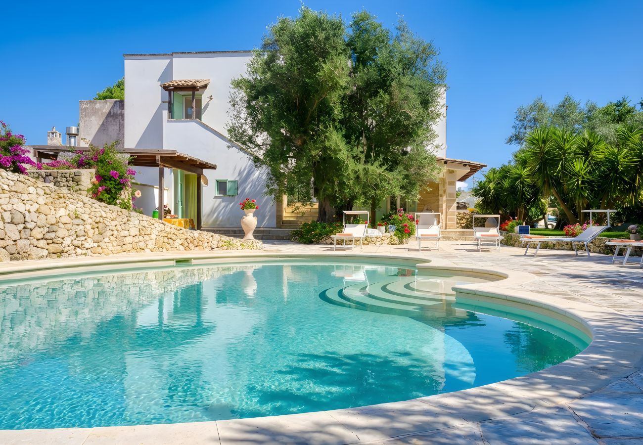 Villa in Castro - Geräumige Pool-Villa mit privat. Park 2km vom Meer