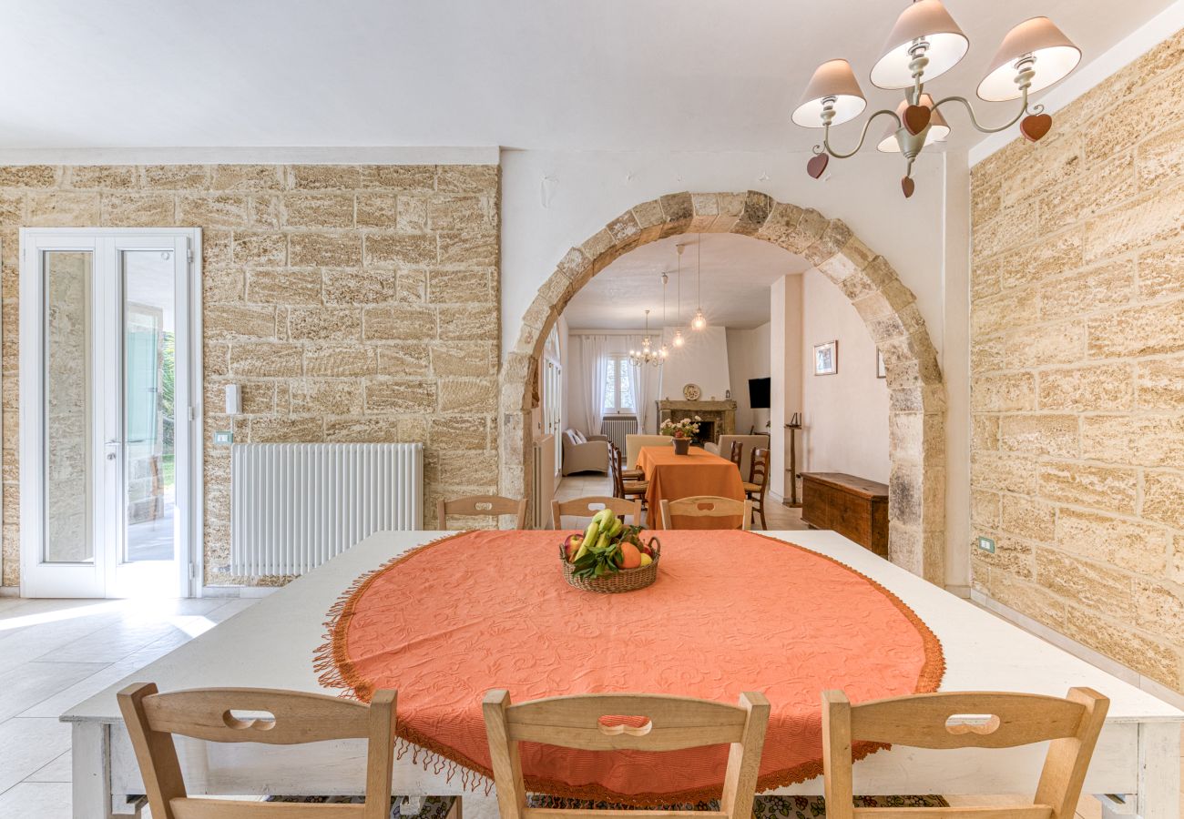 Villa in Castro - Geräumige Pool-Villa mit privat. Park 2km vom Meer