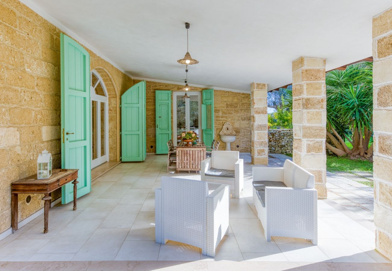 Villa in Castro - Geräumige Pool-Villa mit privat. Park 2km vom Meer