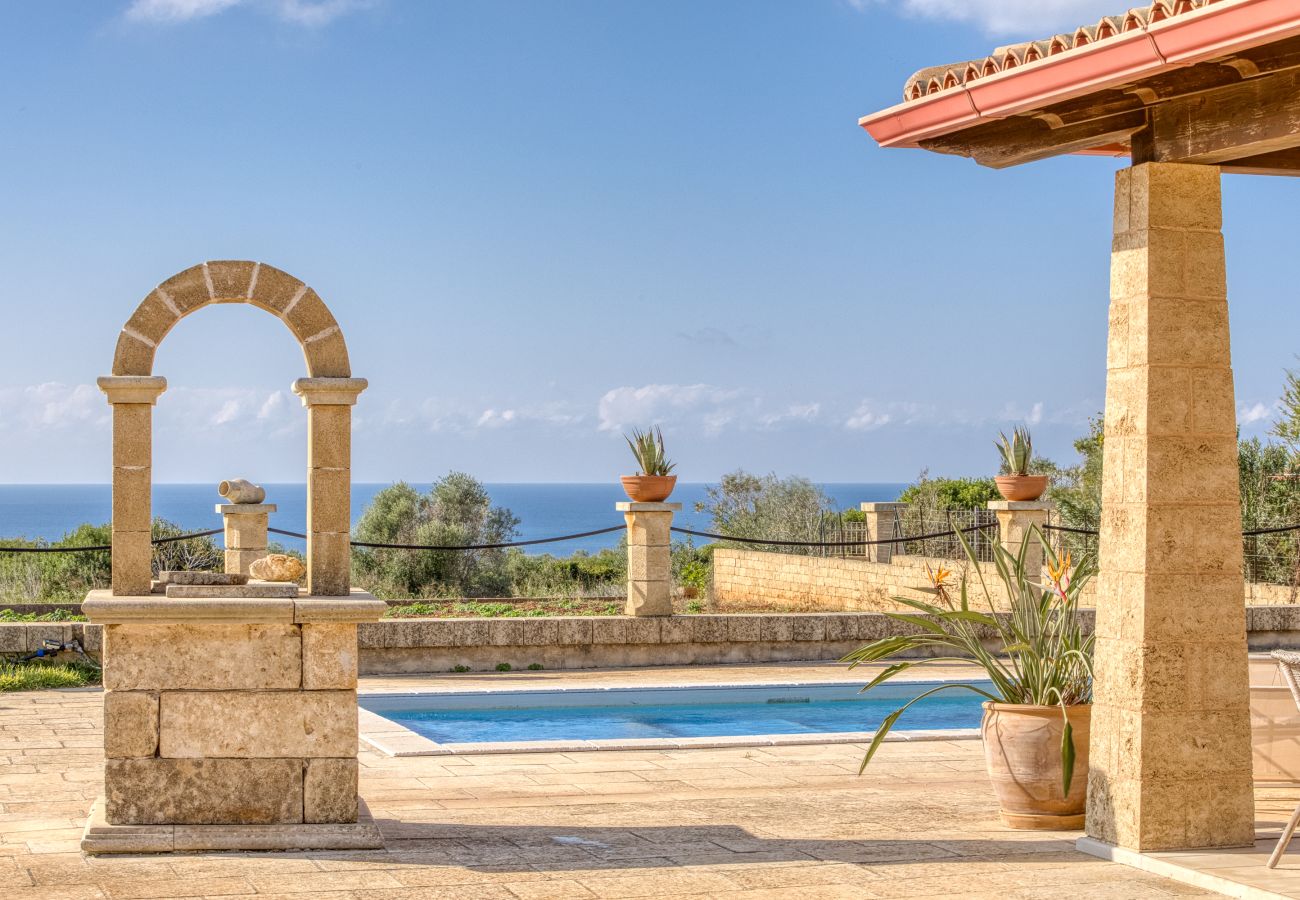 Villa in Torre Pali - 2km vom Sandstrand: Pool-Ferienhaus mit Meerblick