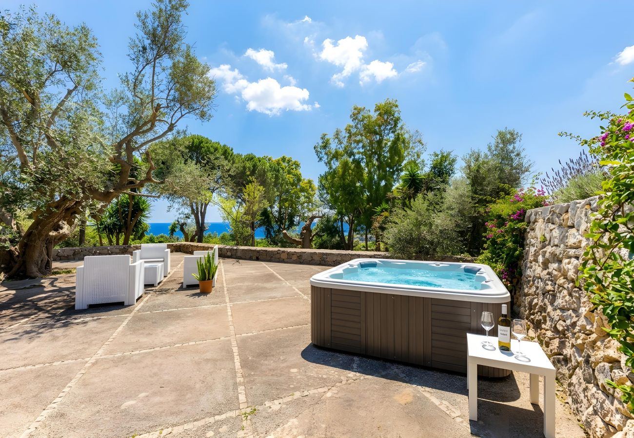 Finca in Patù - Hübsches Steinhaus mit Meerblick u. Außenwhirlpool
