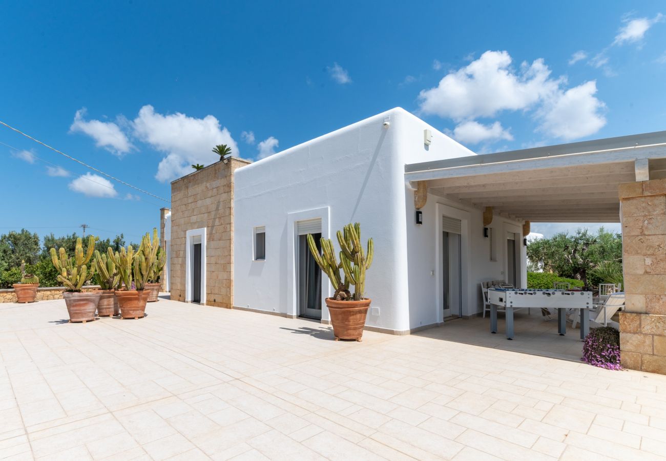 Villa in Torre San Giovanni - Fantastische Strandvilla mit Pool und Garten