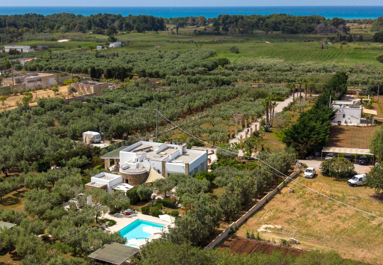Villa in Torre San Giovanni - Fantastische Strandvilla mit Pool und Garten