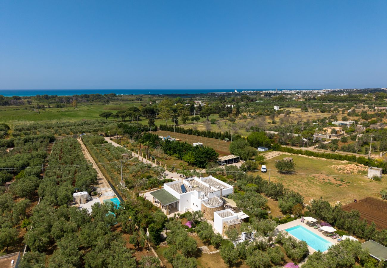 Villa in Torre San Giovanni - Fantastische Strandvilla mit Pool und Garten